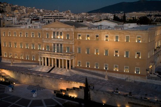 Θετικά λόγια για την οικονομία, έμφαση στην αξιολόγηση